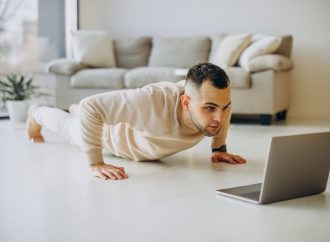 10 ćwiczeń na mięśnie brzucha. Jak ćwiczyć efektywnie i cieszyć się formą?