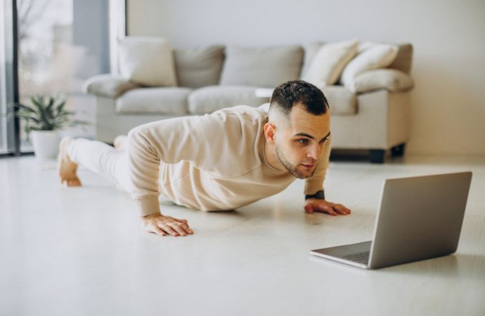 10 ćwiczeń na mięśnie brzucha. Jak ćwiczyć efektywnie i cieszyć się formą?