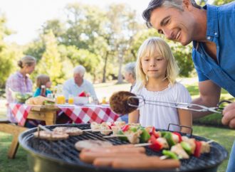 Jak grillować zdrowo i smacznie? Zobacz, co radzi dietetyk