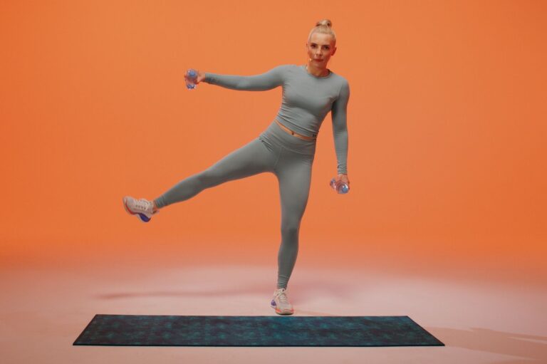 Trening siłowy w domu dla kobiet. Ćwiczenia wzmacniające całe ciało