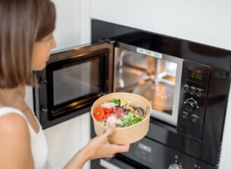 Czy jedzenie z mikrofali szkodzi? Zobacz, co na ten temat mówi ekspert