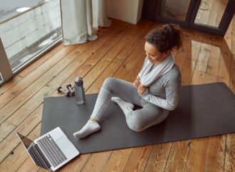 Jak uprawiać sport bez wychodzenia z domu? Praktyczny poradnik treningowy