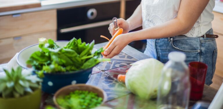 Co jeść na diecie śródziemnomorskiej, a czego unikać? Jadłospis i przepisy