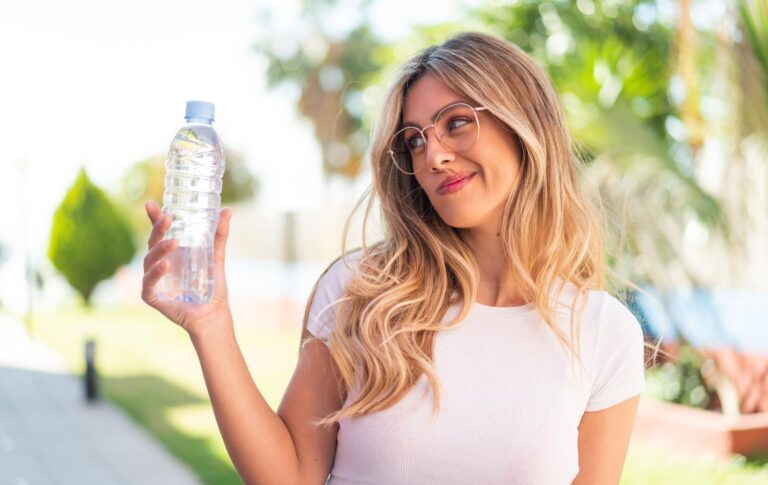 Rocznie zjadasz 12 plastikowych toreb. Jak to możliwe i co z tym zrobić?