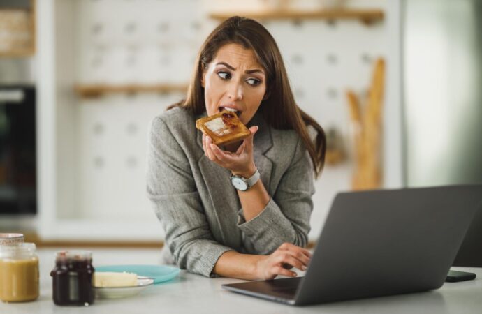 Jak przestać podjadać? Poznaj sposoby, które naprawdę działają