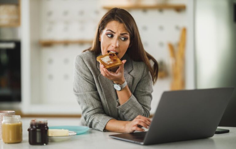 Jak przestać podjadać? Poznaj sposoby, które naprawdę działają