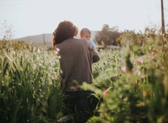 Mindful parenting w erze technologii. Jak wychowywać dzieci z uważnością?