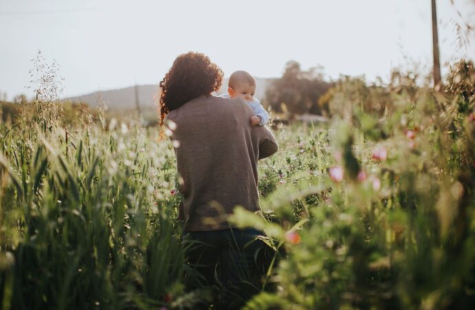 Mindful parenting w erze technologii. Jak wychowywać dzieci z uważnością?
