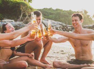 Patrzą krzywo na urlopie? Może popełniasz grzech główny: hałasujesz!