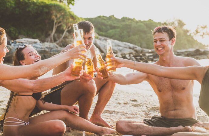 Patrzą krzywo na urlopie? Może popełniasz grzech główny: hałasujesz!