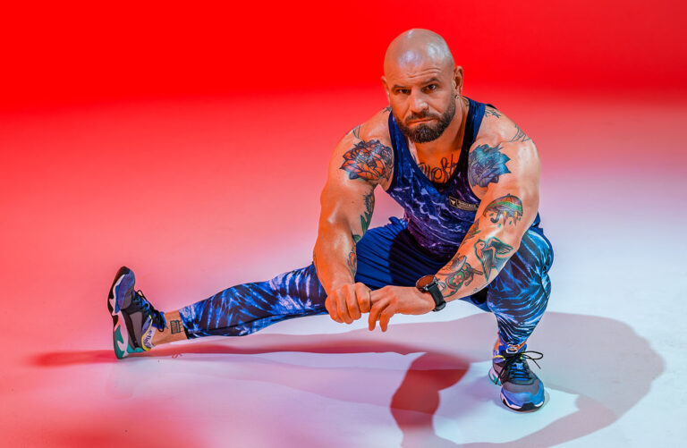 Trening interwałowy w domu – 30 minut spalania i mocy. Trenuj FBW bez sprzętu