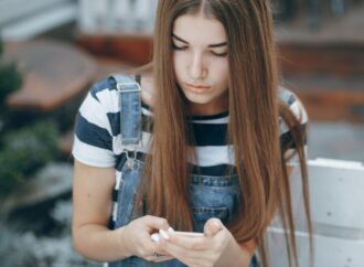 Jak wspierać psychicznie nastolatka w dobie TikToka? Praktyczne wskazówki