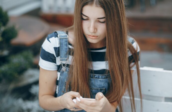 Jak wspierać psychicznie nastolatka w dobie TikToka? Praktyczne wskazówki