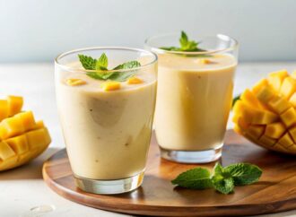 Koktajl z twarogu, mango i jogurtu naturalnego. Przepis na fit śniadanie