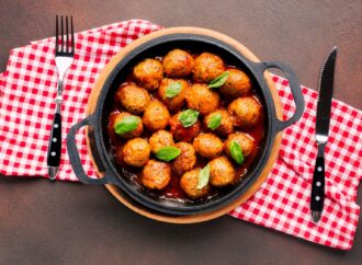 Pieczone klopsiki z indyka z pęczakiem i burakiem. Fajny pomysł na obiad