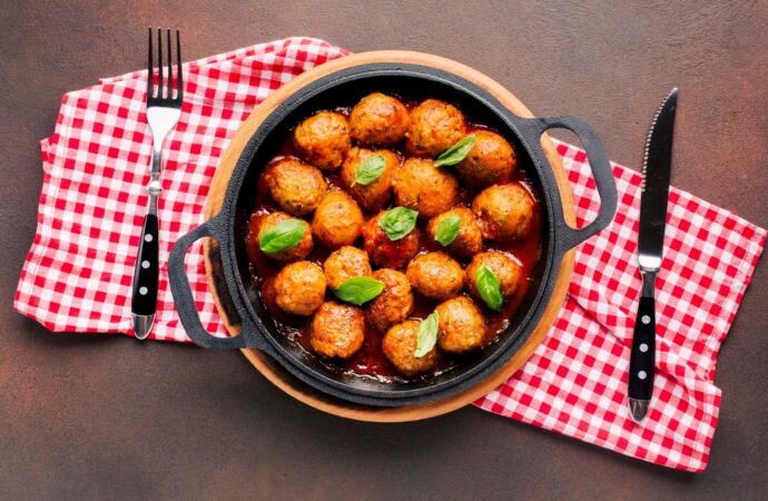 Pieczone klopsiki z indyka z pęczakiem i burakiem. Fajny pomysł na obiad