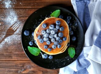 Placuszki bananowo-jajeczne z borówkami. Przepis na zdrowe śniadanie
