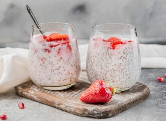 Pudding chia z mlekiem i truskawkami. Pomysł na deser i fit śniadanie