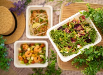 Jak wybrać najlepszy catering dietetyczny? Poradnik krok po kroku oraz analiza dwóch topowych marek