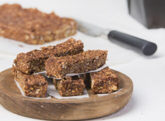 Zdrowe batony z daktyli, kakao i orzechów. Przepis na zdrową przekąskę