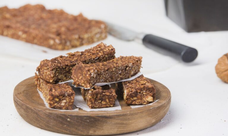 Zdrowe batony z daktyli, kakao i orzechów. Przepis na zdrową przekąskę