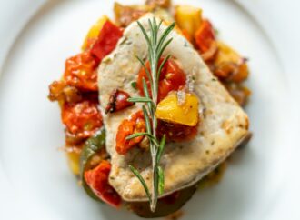 Dorsz duszony z warzywami i ziemniakami. Szybki obiad na niedzielę (i nie tylko)