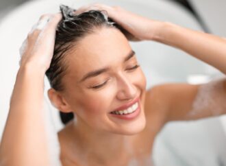 Jak dbać o skórę głowy, by mieć piękne włosy: codzienna rutyna trychologiczna