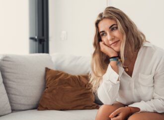 Jestem wystarczająca, czyli jak się zaakceptować i przestać naprawiać