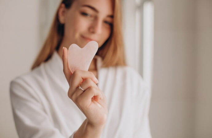 Naturalny lifting twarzy bez skalpela? Ekspertka wyjaśnia, czym jest joga twarzy i jak działa naprawdę