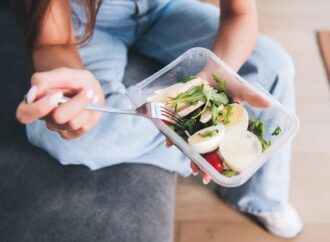 Catering dietetyczny pod lupą: co musisz wiedzieć o diecie pudełkowej?