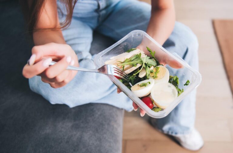 Catering dietetyczny pod lupą: co musisz wiedzieć o diecie pudełkowej?