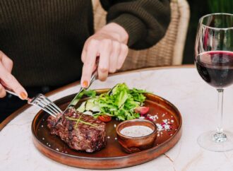 Produkty, które niszczą zdrowe jelita. Sprawdź, co radzi dietetyk