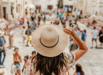 Mieszkańcy mają dość turystów. Jak podróżować z klasą i nie być intruzem?