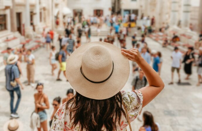 Mieszkańcy mają dość turystów. Jak podróżować z klasą i nie być intruzem?