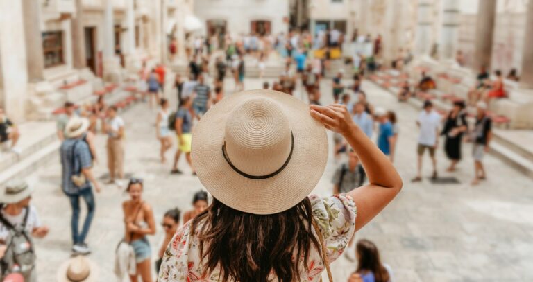 Mieszkańcy mają dość turystów. Jak podróżować z klasą i nie być intruzem?