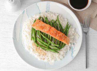 Ryż jaśminowy z łososiem i fasolką szparagową. Przepis na zdrowy obiad