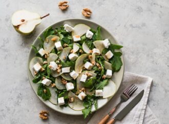 Sałatka z fetą, gruszką i orzechami włoskimi. Efektowna kolacja dla znajomych (i nie tylko)