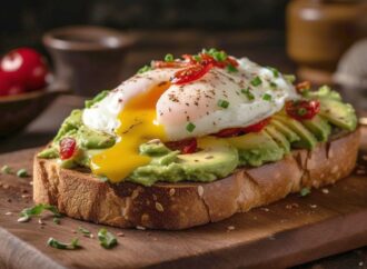 Tosty z awokado, jajkiem sadzonym i pomidorkami koktajlowymi na kolację