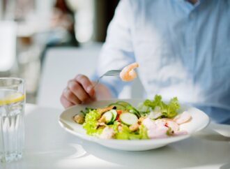 Jedzenie dla dobrostanu: Lekkie i proste przepisy na lato. Jak jeść bez gotowania