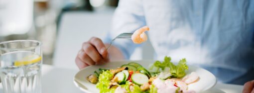 Jedzenie dla dobrostanu: Lekkie i proste przepisy na lato. Jak jeść bez gotowania