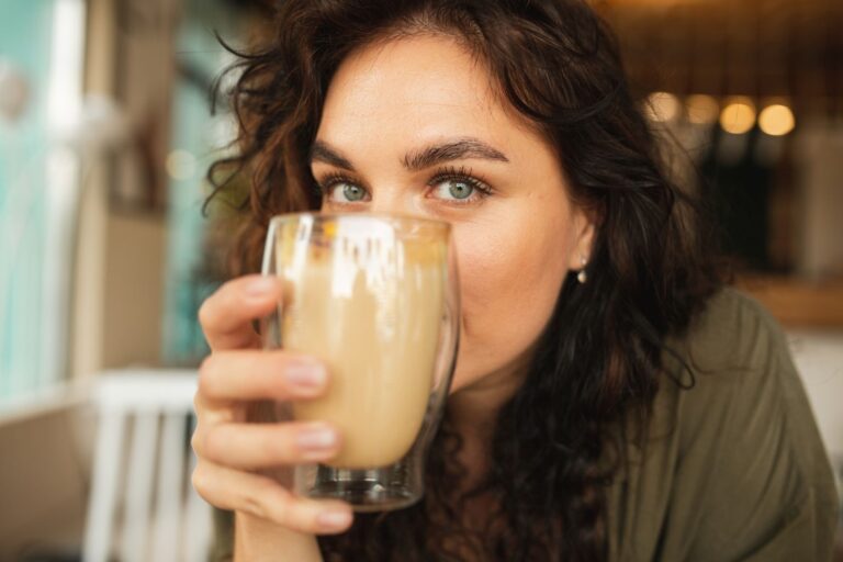 Poranek o smaku czekolady – 3 powody, dla których warto ją dodać do śniadania