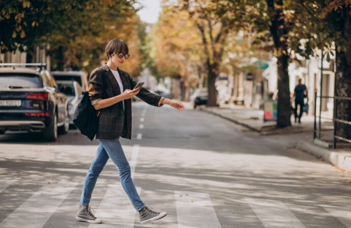 Dlaczego dłuższy spacer działa lepiej niż kilka krótkich? Bo nie tylko ilość kroków w ciągu dnia ma znaczenie