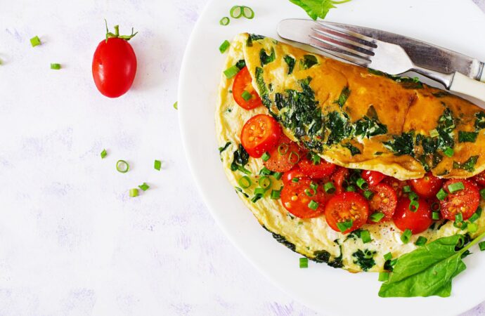Omlet z ricottą, pomidorkami i szpinakiem. Szybkie śniadanie na ciepło