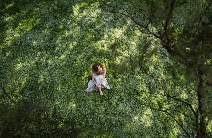 Lasoterapia i leśne kąpiele. Jak kontakt z naturą przywraca równowagę