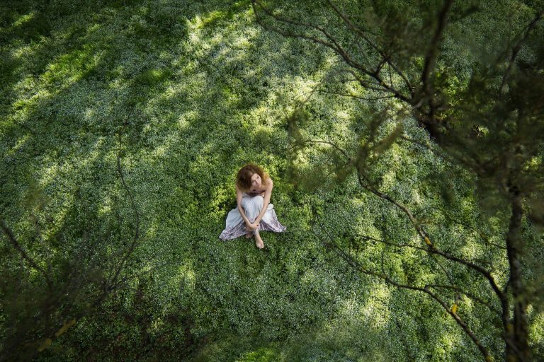 Lasoterapia i leśne kąpiele. Jak kontakt z naturą przywraca równowagę