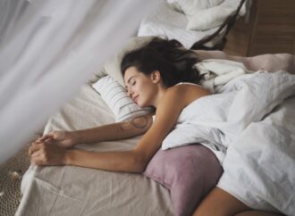 Nocne poty u kobiet i mężczyzn: poznaj mniej i bardziej oczywiste przyczyny