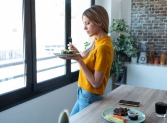 Post przerywany 16/8: ile posiłków i jakie godziny? Zobacz, co mówi dietetyk