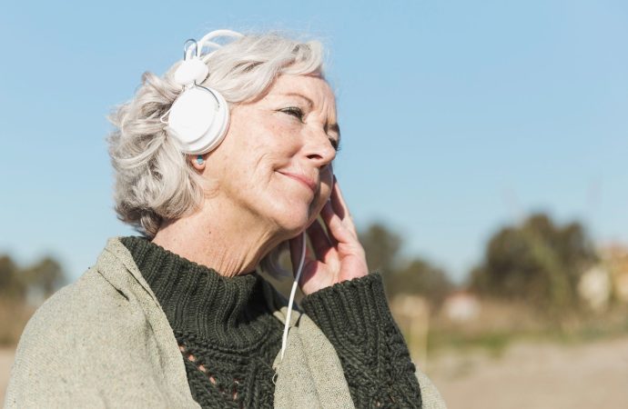 Wellbeing seniorów: jak dbać o siebie w dojrzałym wieku. Przepis na dobre życie